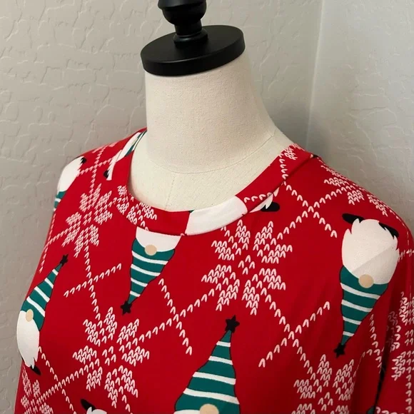 NEW SZ 2X-3X RED HOLIDAY GNOMES CHRISTMAS SLEEPWEAR SHIRT GOWN WITH POCKETS - Picture 4 of 10